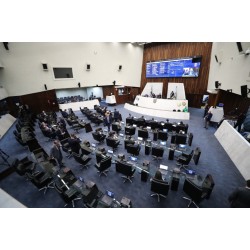 Deputados asseguram meia-entrada a mesários no Paraná